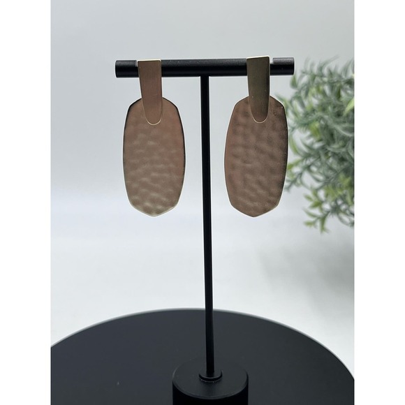 Sold!!!
Kendra Scott Hammered Gold Plated Aragon Dangle Modern Earrings - Picture 4 of 10